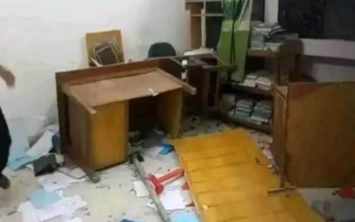 ফেনীতে বিদ্যুৎ কার্যালয়ে হামলায় অজ্ঞাত ৫০০ জনের নামে মামলা, আটক ১