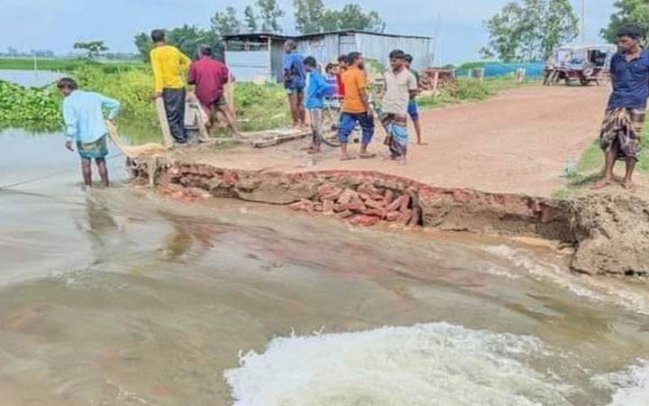 বসতভিটাসহ শত বিঘা জমি ধরলায় বিলীন