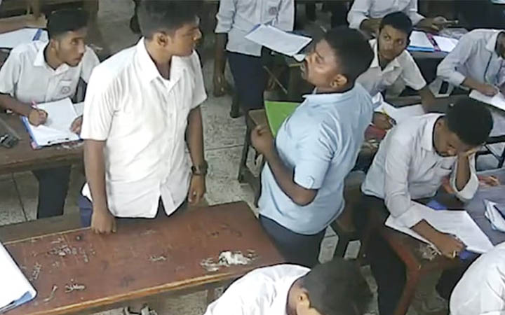 পরীক্ষার হলে শিক্ষককে চড়-থাপ্পড় মারল শিক্ষার্থী