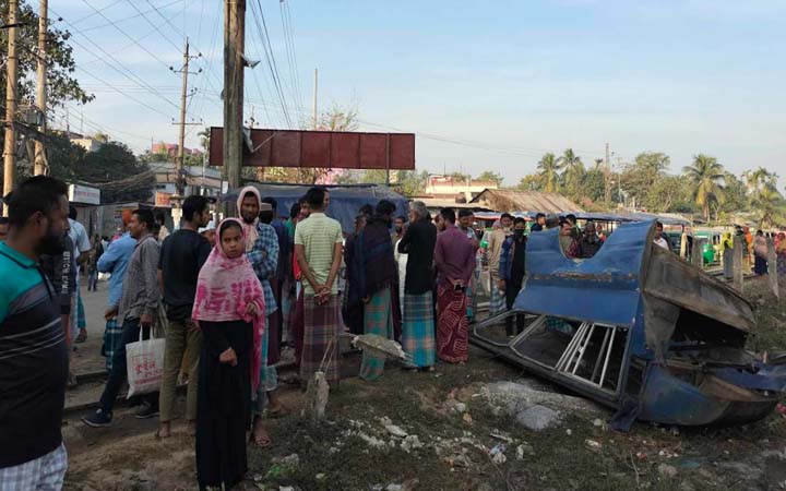 পুলিশ ভ্যানে ট্রেনের ধাক্কা, কনস্টেবল নিহত