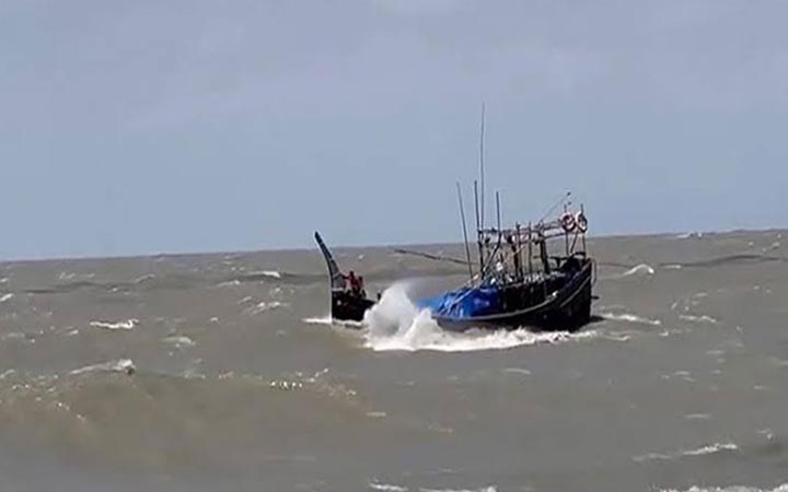 বঙ্গোপসাগরে ভাসমান অবস্থায় ১৮ জেলে উদ্ধার