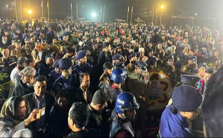নাটোরে শহীদ মিনারে সর্বস্তরের মানুষের ঢল