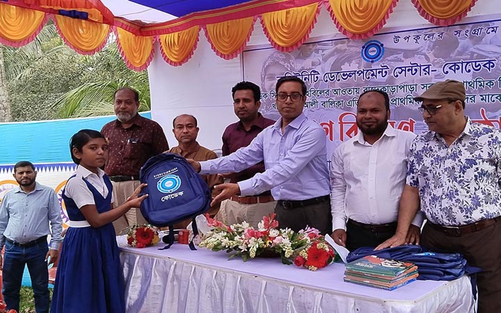 বাগেরহাটে শিক্ষার্থীদের মাঝে স্কুলব্যাগ বিতরণ