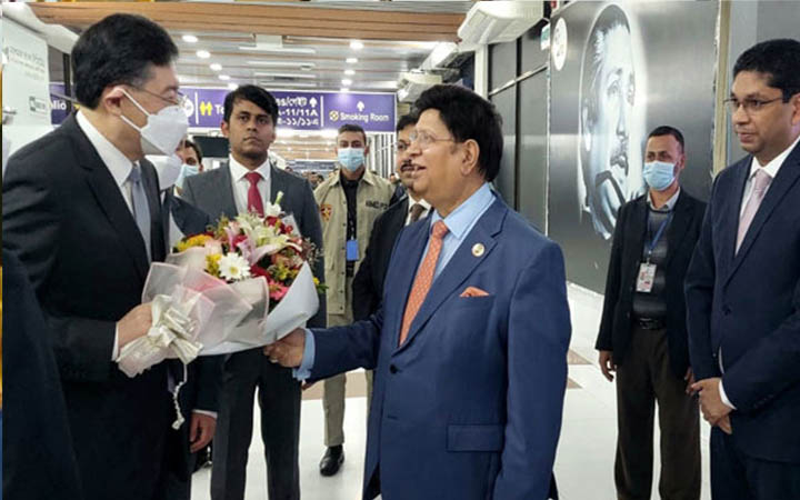 সংক্ষিপ্ত যাত্রাবিরতিতে ঢাকায় চীনের পররাষ্ট্রমন্ত্রী