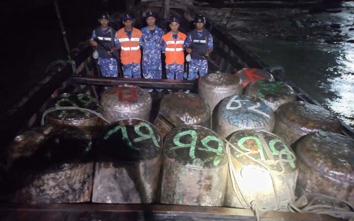 ভোলার দৌলতখানে আড়াই হাজার লিটার চোরাই সয়াবিন তেল জব্দ