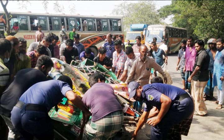 চান্দিনায় সড়ক দুর্ঘটনা : মা-মেয়েসহ নিহত ৪