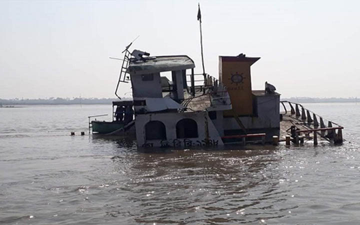 মোংলায় সারবোঝাই লাইটারডুবি : উদ্ধার ৮