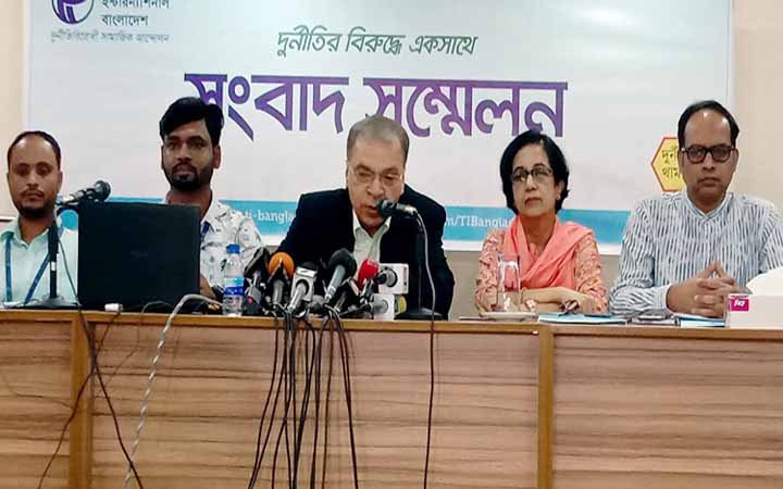 ত্রাণ বিতরণ করা হয় রাজনৈতিক বিবেচনায় : টিআইবি