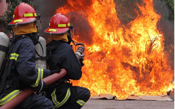 রাজধানীতে ফার্নিচারের দোকানে আগুন