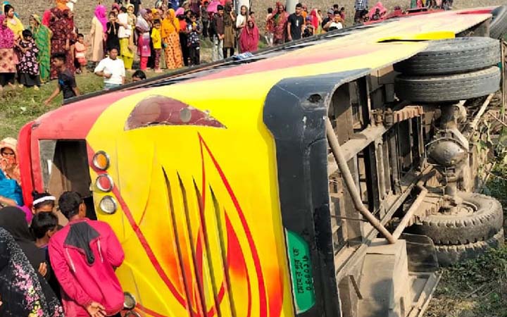 গাংনীতে পিকনিকের বাস উল্টে শিশুসহ আহত ৩০