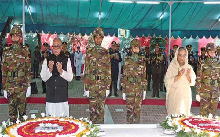 বঙ্গবন্ধুর সমাধিতে রাষ্ট্রপতি ও প্রধানমন্ত্রীর শ্রদ্ধা