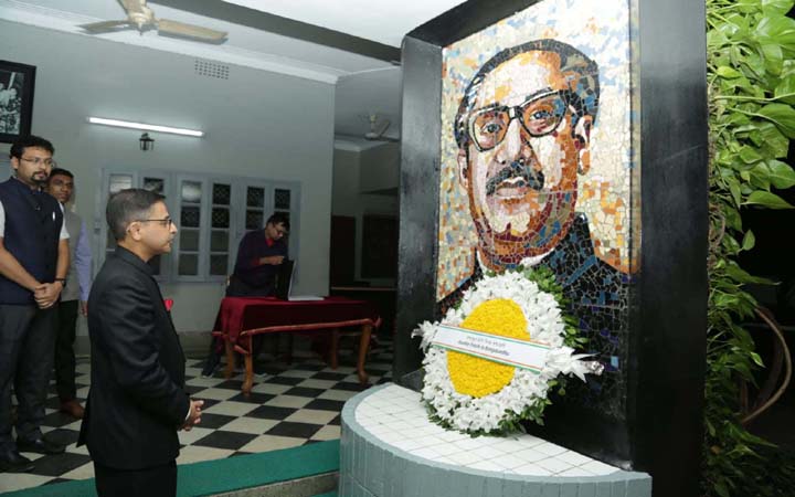 বঙ্গবন্ধুর প্রতিকৃতিতে ভারতের নতুন হাইকমিশনারের শ্রদ্ধা নিবেদন