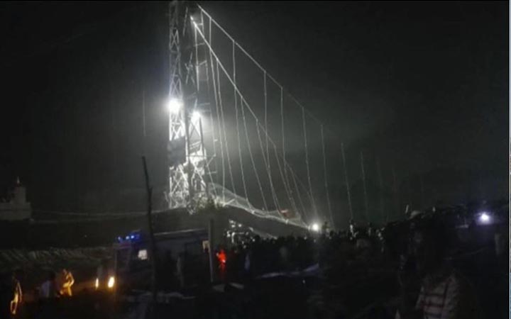 'ফিটনেস সার্টিফিকেট' ছাড়াই খুলে দেয়া হয় মোরবি সেতু!
