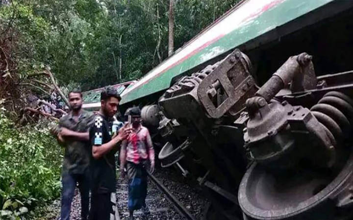 লাউয়াছড়ায় উদয়ন এক্সপ্রেসের বগি লাইনচ্যুত, রেল যোগাযোগ বন্ধ