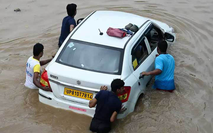 বৃষ্টিতে বিপর্যস্ত উত্তর ভারত, মৃত ২২