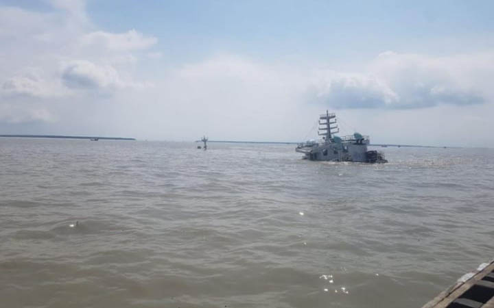 মেঘনা নদীতে লাইটার জাহাজডুবি