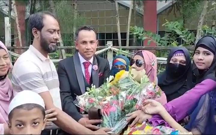 হেলিকপ্টারে বাড়ি ফিরলেন দক্ষিণ আফ্রিকা প্রবাসী