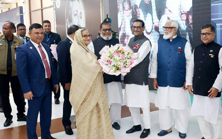 দেশে ফিরলেন প্রধানমন্ত্রী