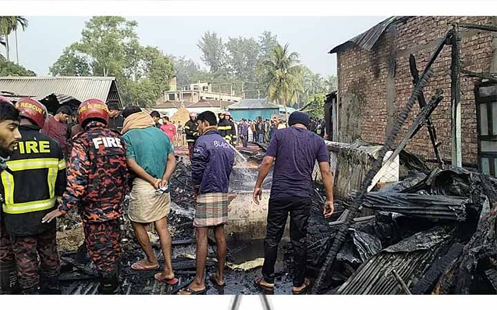 সুবর্ণচরে আগুনে পুড়ল ৬ দোকান