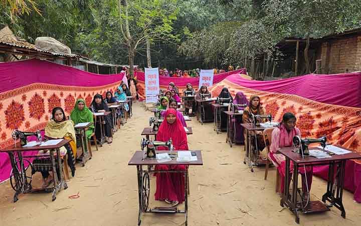 স্বাবলম্বী হওয়ার আশা বগুড়ার ২০ নারীর