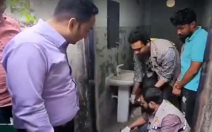 রাজধানীতে বাথরুম থেকে বিপুল পরিমাণ অস্ত্র ও গুলি উদ্ধার
