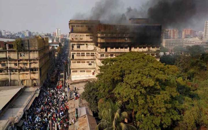 হাজারীবাগে  আগুন সোয়া এক ঘণ্টা পর নিয়ন্ত্রণে