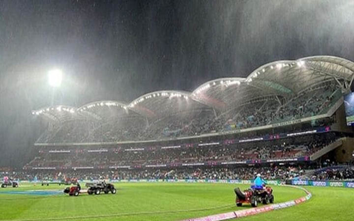 সারারাত বৃষ্টির পর সকালে আকাশের মুখ ভার : ভারত-ইংল্যান্ড সেমিফাইনালের ভাগ্য কি!