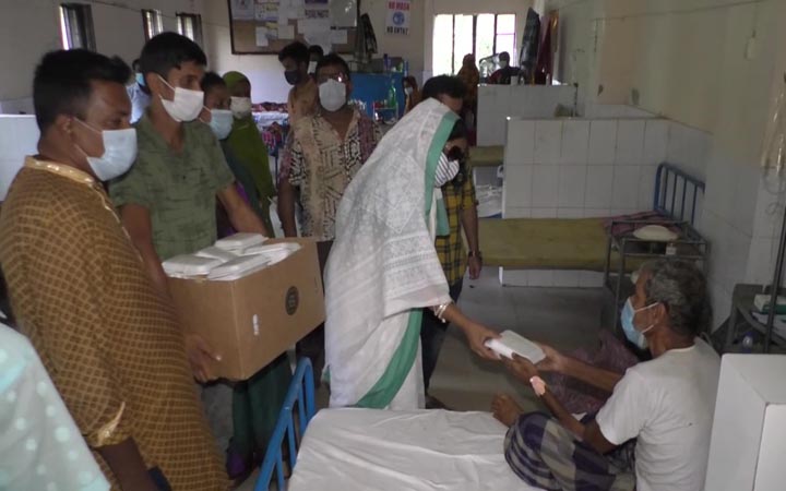 শেখ কামালের ৭২তম জন্মবার্ষিকী উপলক্ষে যশোর মণিরাপুর উপজেলা স্বাস্থ্য কমপ্লেক্সে খাবার বিতরন