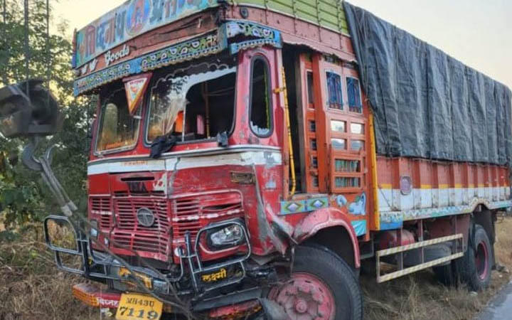 ভারতে যাত্রীবাহী গাড়ির সঙ্গে ট্রাকের সংঘর্ষে নিহত ৯
