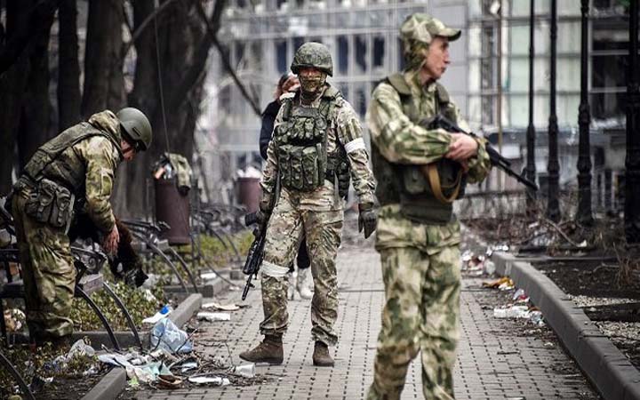 রাশিয়ান সৈন্যদের অস্ত্র জমা দেয়ার আহ্বান ইউক্রেনের