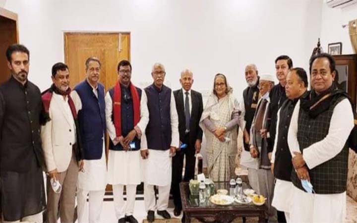 মায়ের স্মৃতিবিজড়িত জমি ঘুরে দেখলেন প্রধানমন্ত্রী