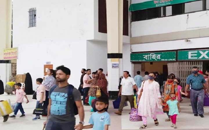 আজও কমলাপুরে ঘরমুখো মানুষের ভিড়