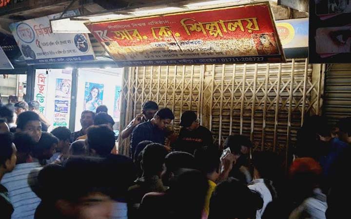 ককটেল ফাটিয়ে স্বর্ণের দোকানে লুট, পথচারী নিহত