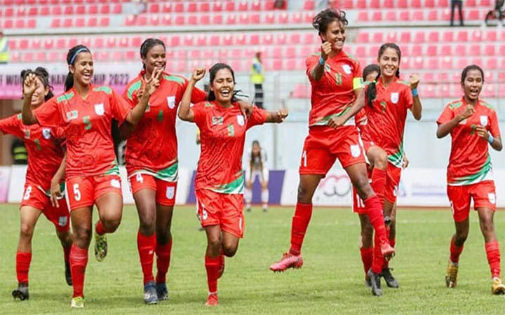 নারী ফুটবলারদের বেতন বাড়াল বাফুফে