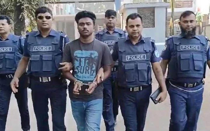 সাভারে টায়ার জ্বালিয়ে সড়ক অবরোধ, ছাত্রদল নেতা গ্রেফতার