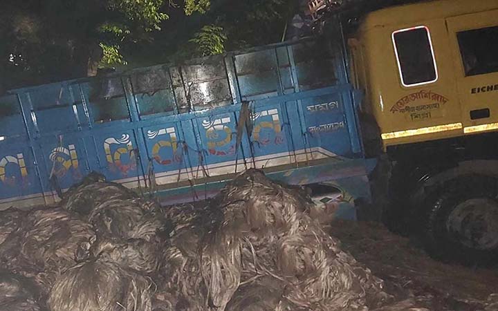 বালিয়াকান্দিতে মধ্যরাতে পাটভর্তি ট্রাকে আগুন