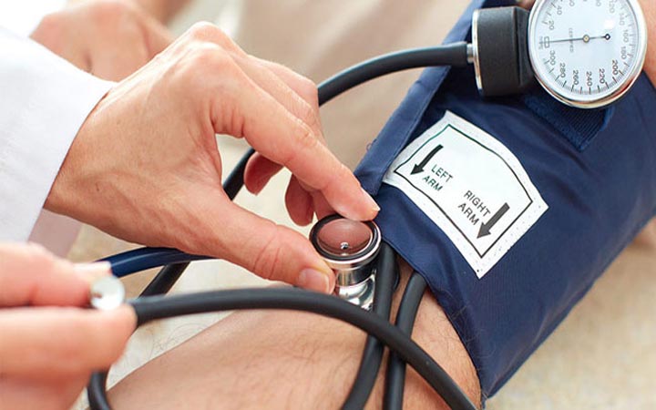বাড়িতে রক্তচাপ মাপার সময় ৫ ভুল এড়িয়ে চলুন