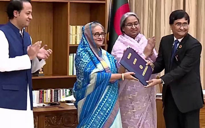 প্রধানমন্ত্রীর কাছে এইচএসসির ফল হস্তান্তর