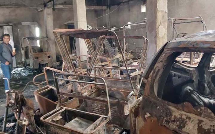 সিংড়া মেয়রের পাজেরোসহ আগুনে পুড়ল ১৩ গাড়ি