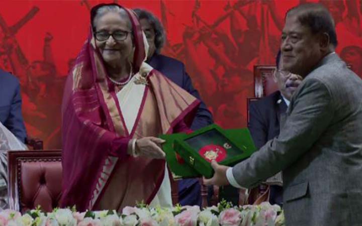 ১০ বিশিষ্ট ব্যক্তির হাতে স্বাধীনতা পুরস্কার তুলে দিলেন প্রধানমন্ত্রী