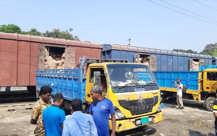 ভারত থেকে ১৬৫০ মেট্রিক টন পেঁয়াজ সিরাজগঞ্জ পৌঁছেছে