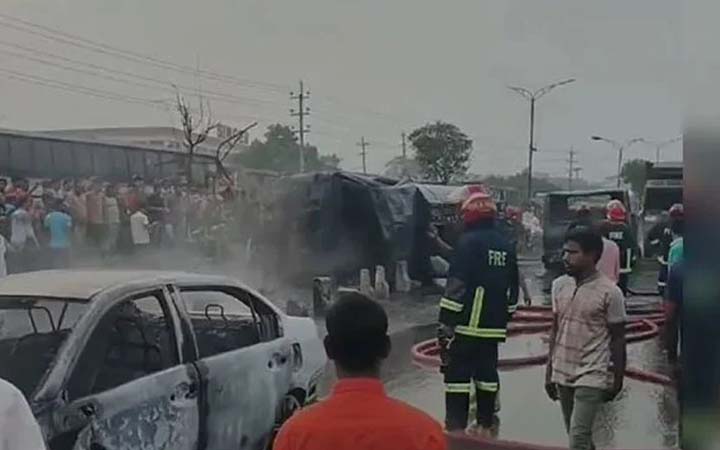 সাভারে তেলের লরি উল্টে পাঁচ গাড়িতে আগুন, নিহত ১