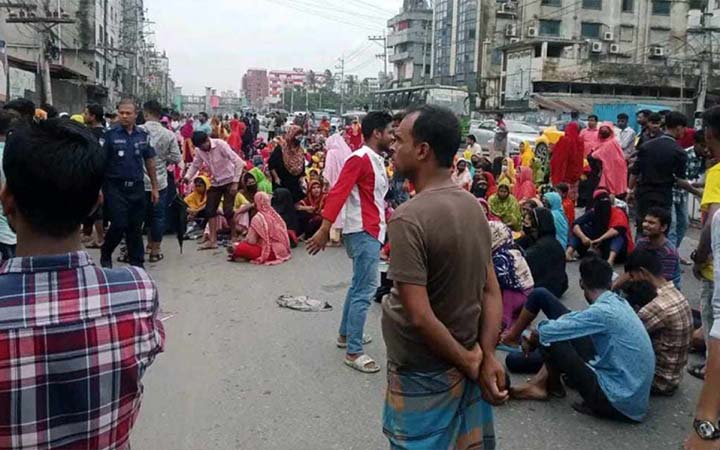 বকেয়া বেতনের দাবিতে পোশাক শ্রমিকদের সড়ক অবরোধ