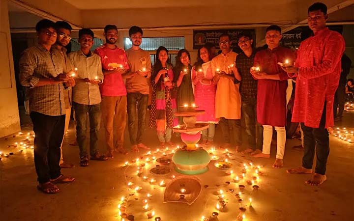 ইবিতে দীপাবলী উদযাপন: প্রদীপের আলোয় অন্ধকার দূর করার প্রত্যয়