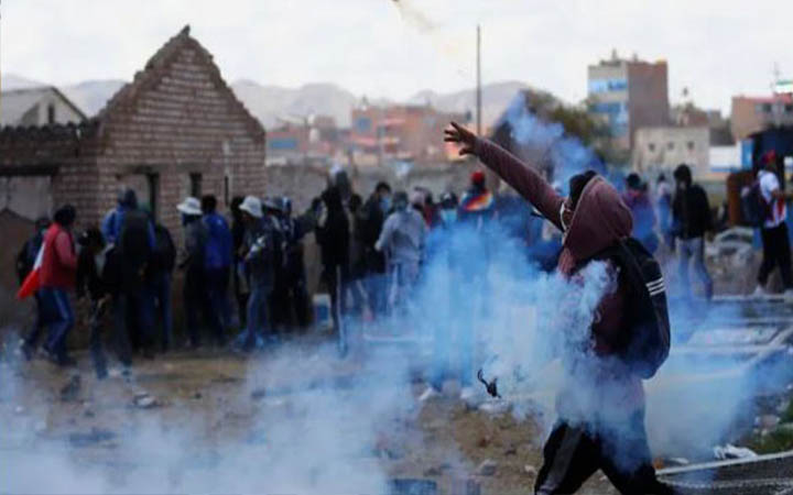 পেরুতে সরকারবিরোধী বিক্ষোভ-সংঘর্ষে নিহত ১৭