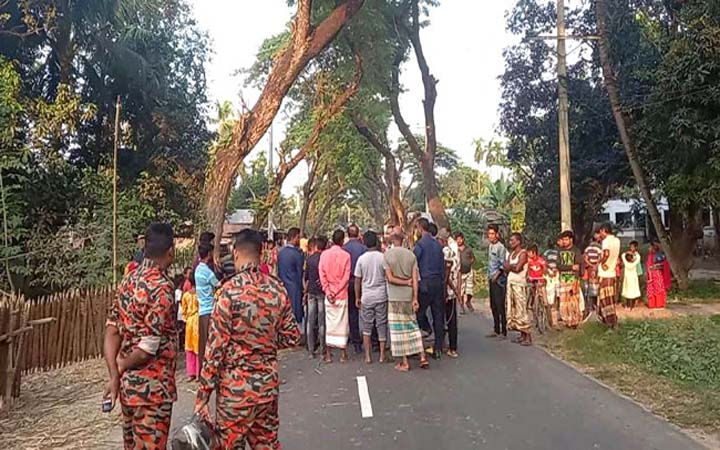 মোটরসাইকেলে বাসের ধাক্কা, বাবা-ছেলে-নাতি নিহত
