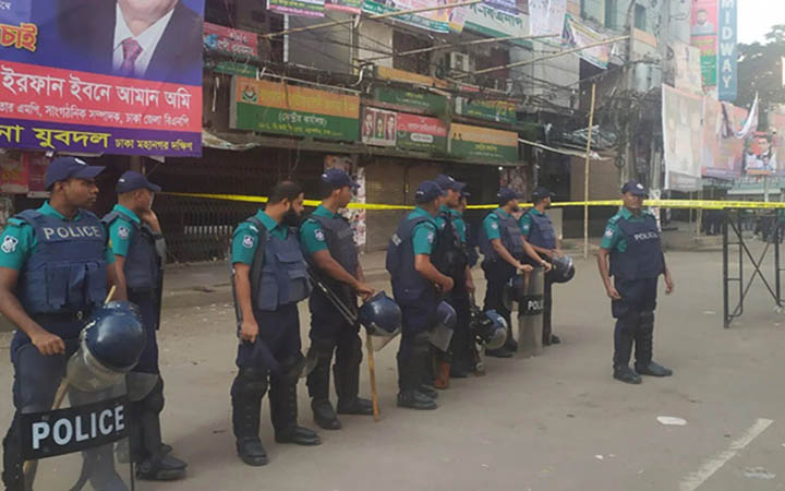 নয়াপল্টনে পুলিশের সতর্ক অবস্থান