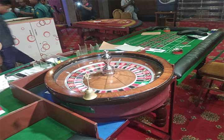 মতিঝিলে আরও ৪ ক্লাবে অভিযান: ক্যাসিনো সামগ্রি, মাদক, নগদ টাকা জব্দ