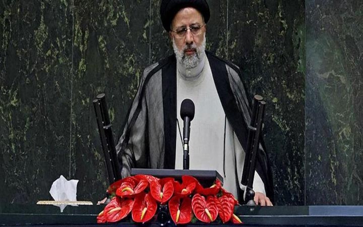 ইরানের প্রেসিডেন্ট হিসেবে রাইসির শপথ গ্রহণ