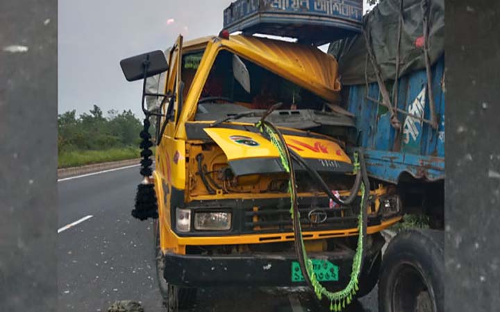 এক্সপ্রেসওয়েতে দুই ট্রাকের সংঘর্ষে নিহত ২